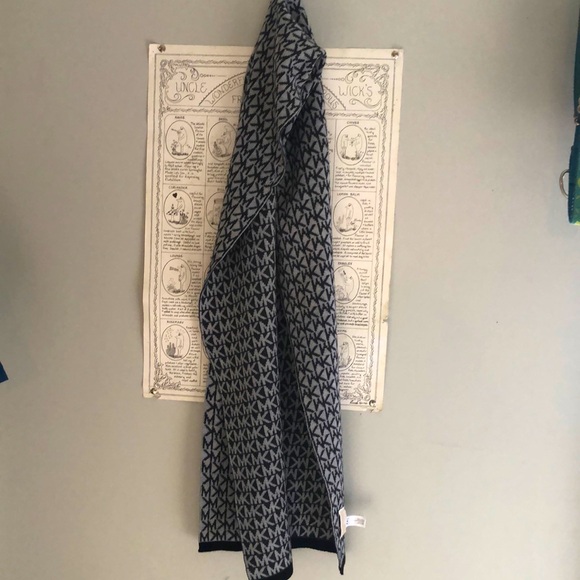 Michael Kors scarf - Picture 1 of 1